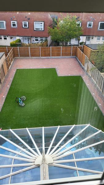 block paved garden patio with artificial grass 02